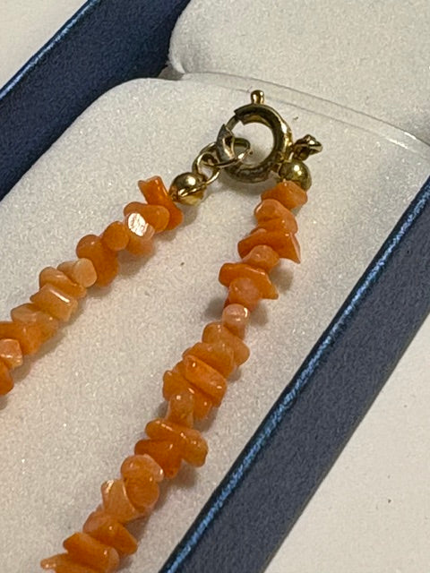 Goldfarbener Federringverschluss und rosafarbene Korallensplitter der Vintage Korallenkette