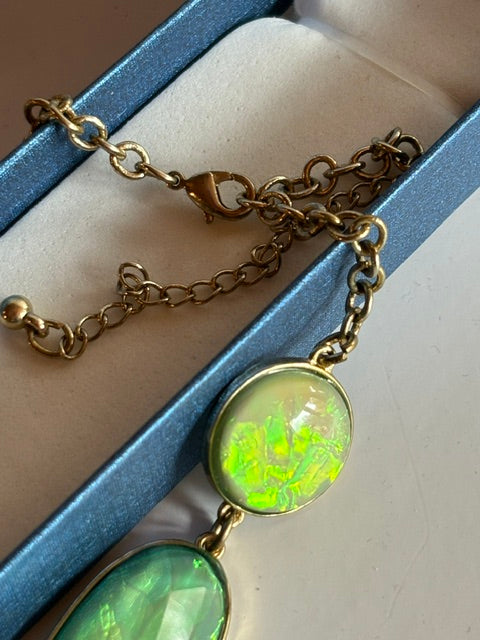 Detail von Karabinerverschluss und Verlängerungskettchen der grünen Vintage Statement-Kette