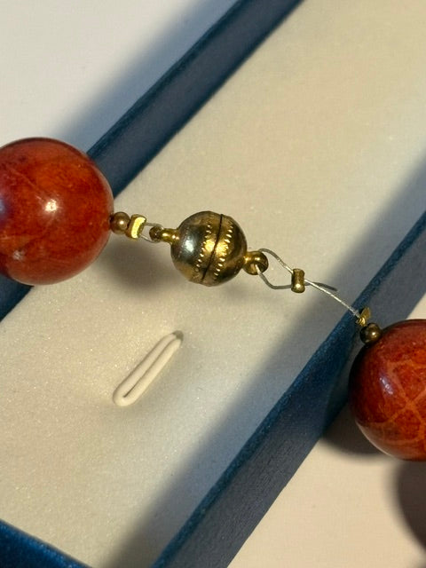 Goldfarbener Magnetverschluss der roten Vintage-Korallenkette in Nahaufnahme