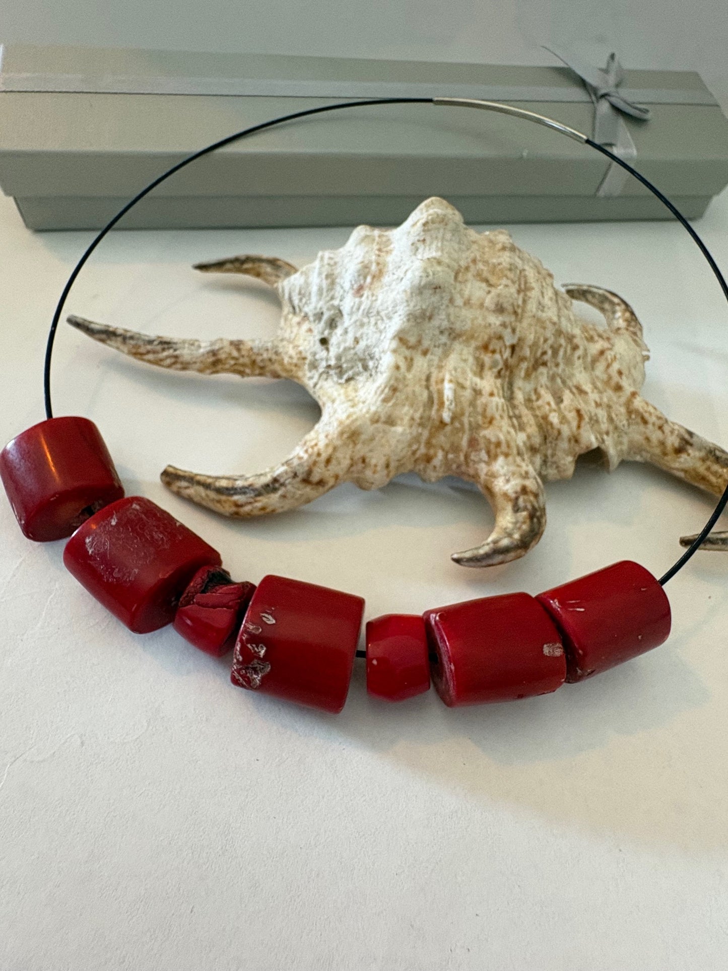 Sehr kurzes Vintage-Collier aus rotem Korallenmaterial – markantes Statement-Stück