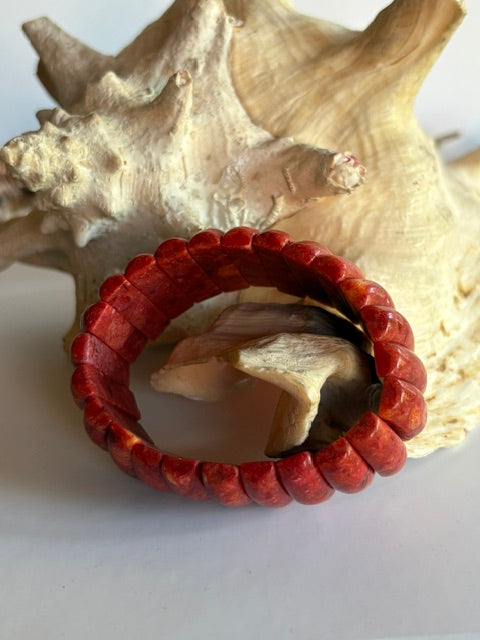 Breites Vintage-Schaumkorallenarmband S179 in warmem Korallenrot auf einer Muschel