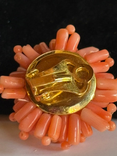 Rückseite eines Vintage-Astkorallen-Ohrclips mit goldfarbenem Clipverschluss
