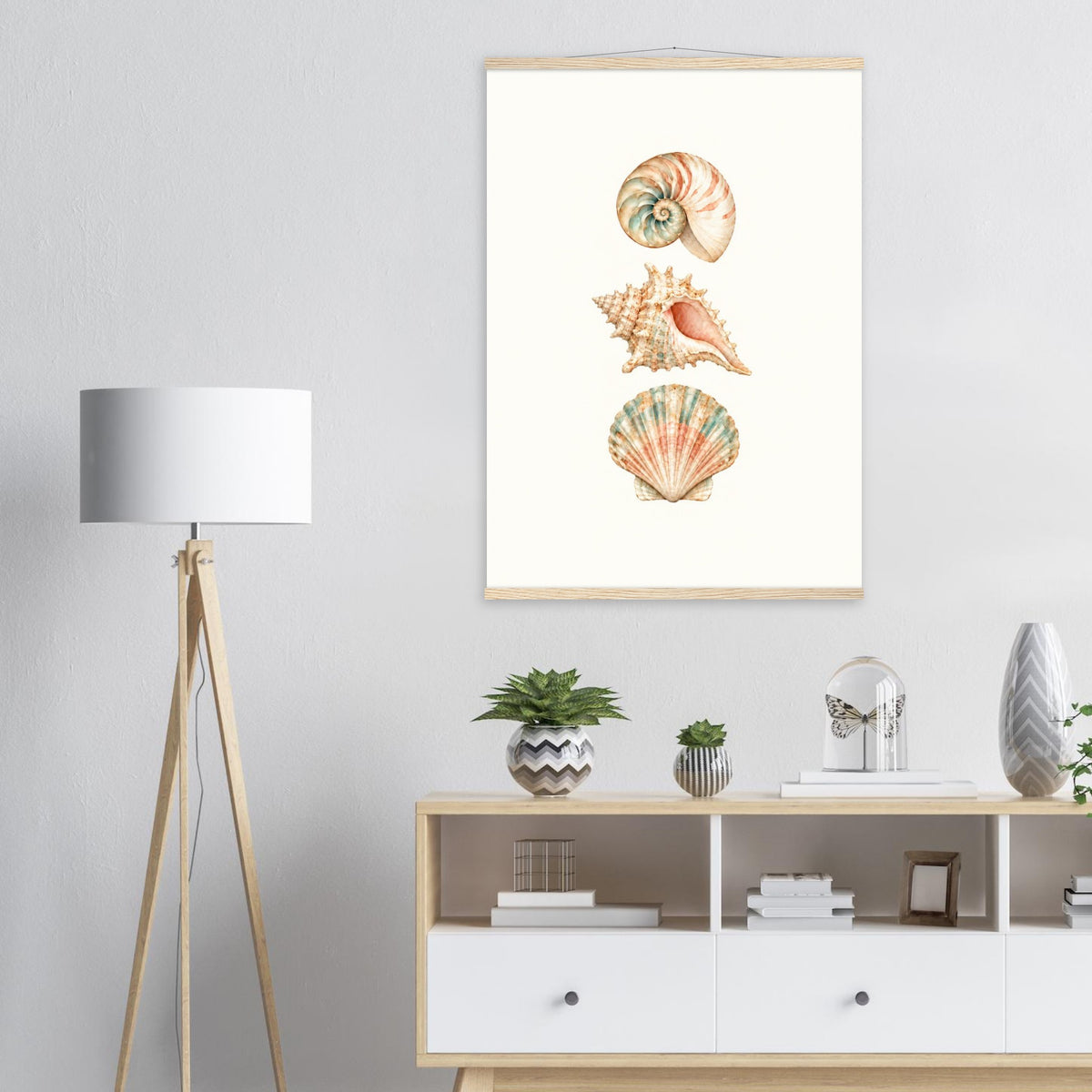 Maritimes Muschelposter mit drei Muschelmotiven in einem hellen Wohnzimmer.