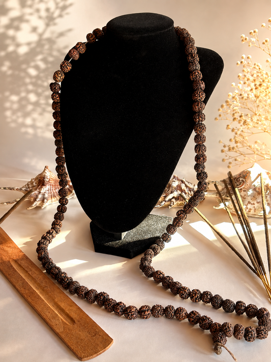 Handgefertigte Rudraksha-Kette aus Goa mit Nag-Champa-Räucherstäbchen und Räucherstäbchenhalter aus Holz