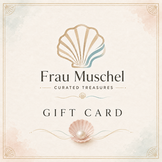 Digitaler Geschenkgutschein von Frau Muschel – Curated Treasures mit Muschellogo, roséfarbener Perlenmuschel und eleganten maritimen Verzierungen