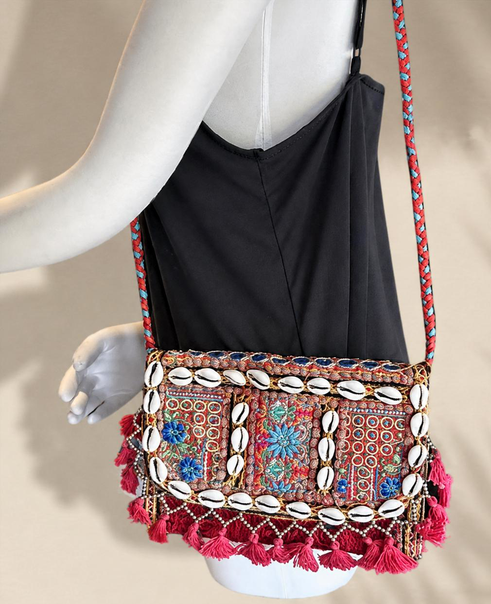 Ethno Schultertasche mit bunter Stickerei, Muscheldekor und Quasten – handverlesene Boho Tasche aus Indien