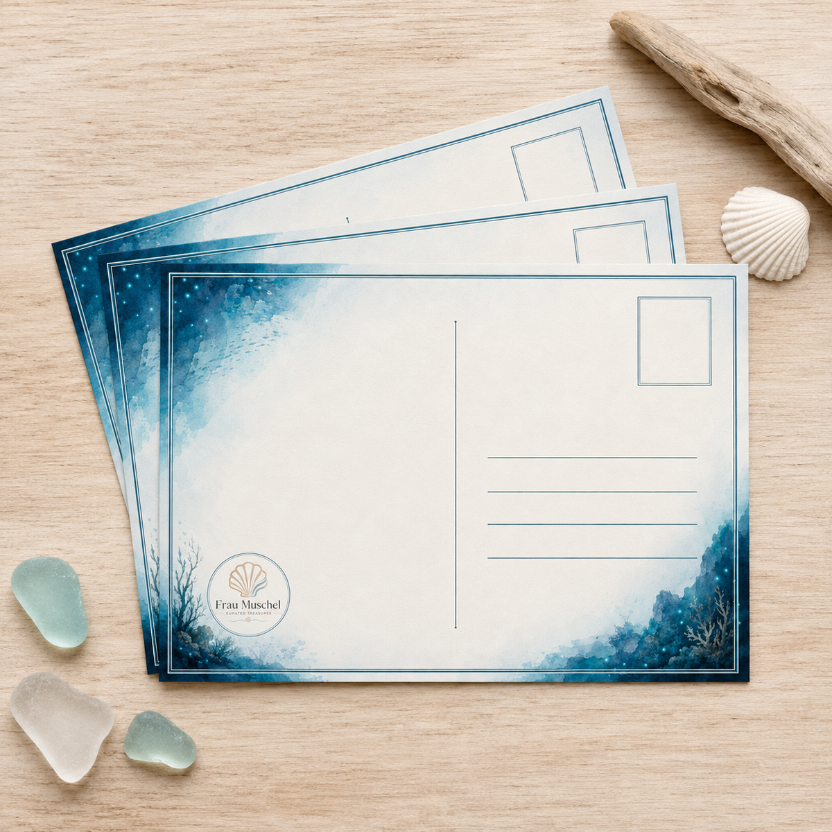 Maritime Postkarten-Rückseiten mit blauem Aquarellrahmen, Adresslinien, Briefmarkenfeld und Frau-Muschel-Logo.