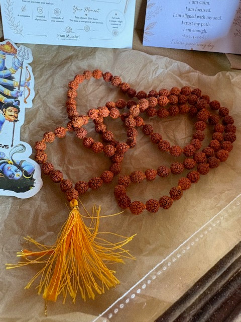 With Love from India Geschenkbox mit Rudraksha Mala Kette, Nag Champa Räucherstäbchen, Indien Sticker und Infokarte für Meditation und Yoga