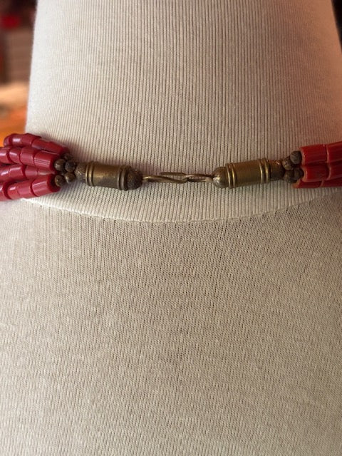 With Love from India – Mehrreihige Statement-Kette in Korallrot mit Räucherstäbchen