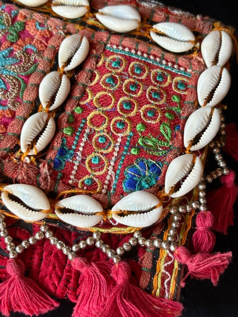 Boho Umhängetasche aus Indien mit Stickerei, Muscheln & Perlen – Handverlesener Ethno Shopper