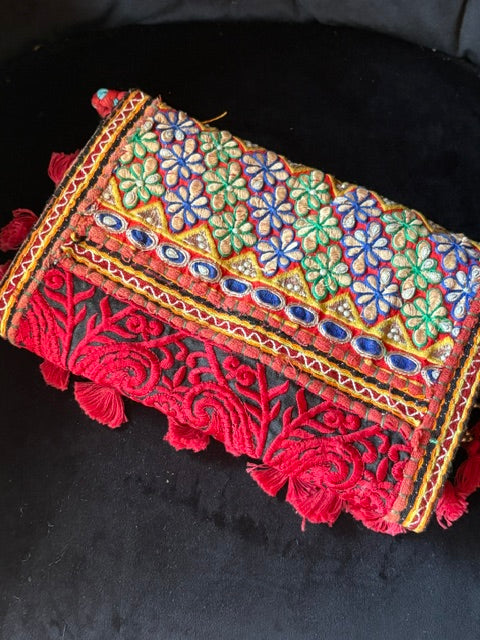 Boho Umhängetasche aus Indien mit Stickerei, Muscheln & Perlen – Handverlesener Ethno Shopper