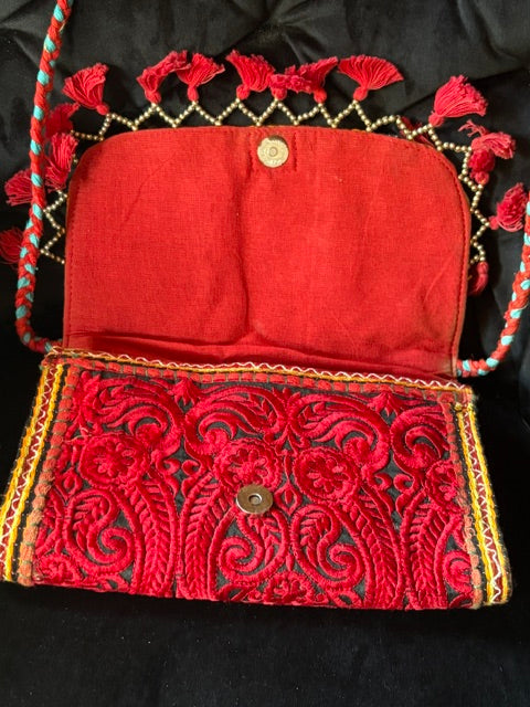 Boho Umhängetasche aus Indien mit Stickerei, Muscheln & Perlen – Handverlesener Ethno Shopper