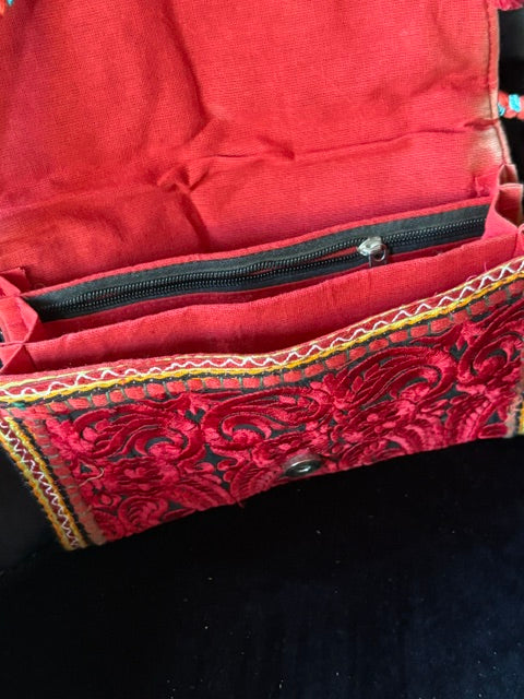 Boho Umhängetasche aus Indien mit Stickerei, Muscheln & Perlen – Handverlesener Ethno Shopper