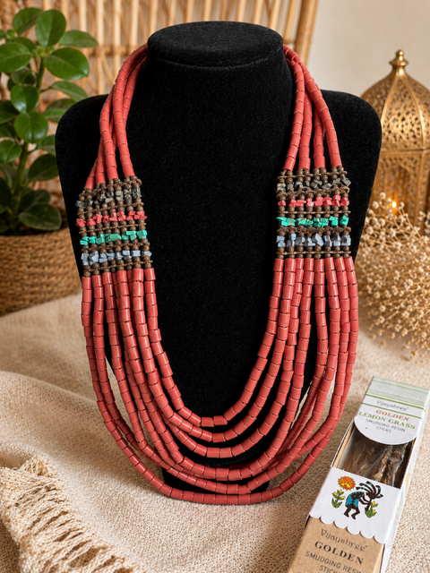 Mehrreihige Statement-Kette in Korallrot aus Indien mit Vijayshree Golden Lemon Grass Räucherstäbchen aus der Kollektion With Love from India
