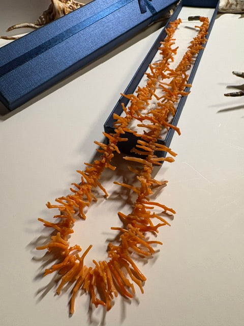 Lange Vintage Korallenkette mit rosafarbenen Korallenästen und organischen Formen