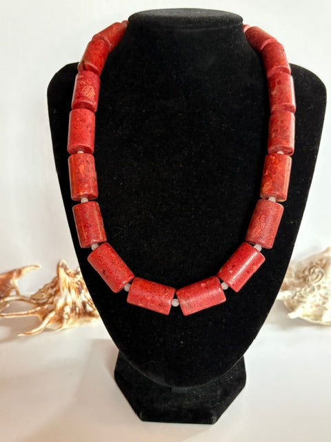 Rote Vintage-Korallenkette mit walzenförmigen Schaumkorallenstücken