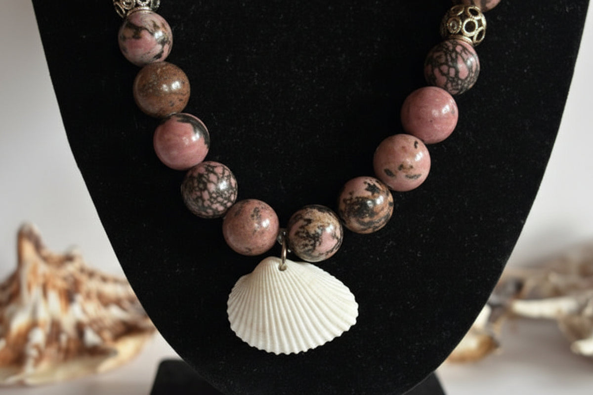 Rhodonit-Kette mit großen rosa gemaserten Perlen und fächerförmigem Muschelanhänger
