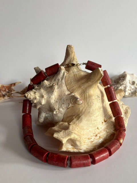 Vintage-Korallenkette mit großen roten Walzen auf einer Muschel