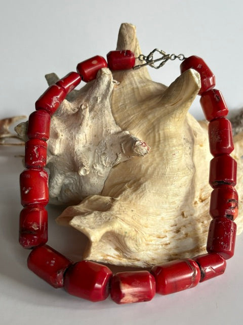 Massive Vintage-Korallenkette mit dekorativem Metallverschluss