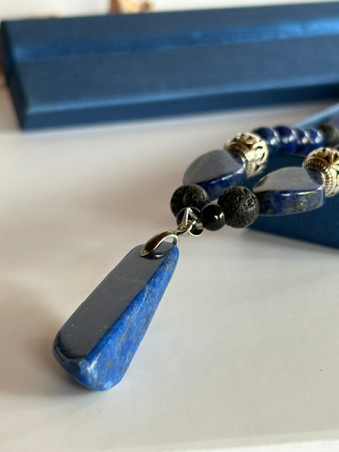Detailansicht des länglichen Lapislazuli-Anhängers mit schwarzen Akzentperlen