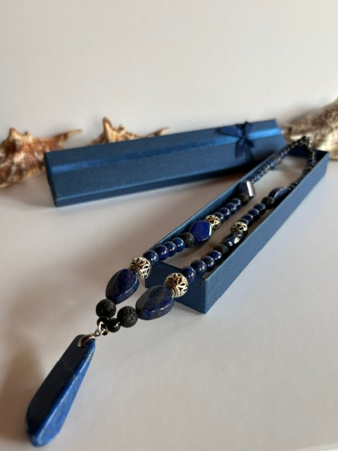 Blaue Lapislazuli-Kette mit Lavaperlen und verzierten Metallelementen