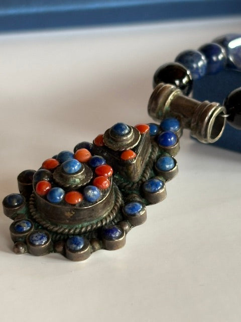 Seitliche Detailansicht des Vintage-Anhängers mit Lapislazuli und Korallensteinen