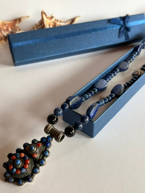 Detailansicht der Lapislazuli-Kette mit Vintage-Anhänger aus 925er Silber und Korallensteinen
