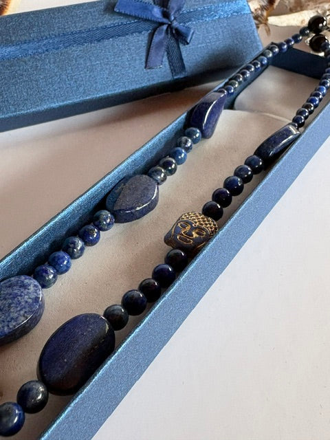 Detailansicht der Lapislazuli-Steine und dekorativen Buddha-Kopf-Perle