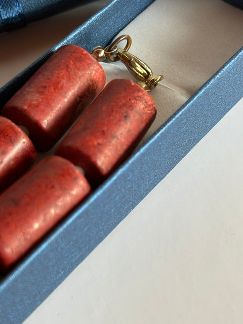 Goldfarbener Karabinerverschluss der Vintage-Korallenkette