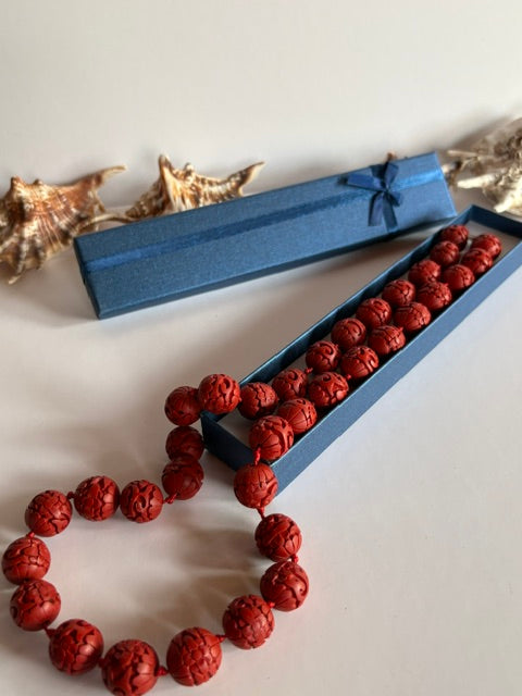 Lange Vintage-Zinnoberkette mit roten Reliefperlen und blauer Schmuckschachtel