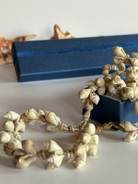 Nahaufnahme der unterschiedlichen Naturmuscheln der Vintage-Kette