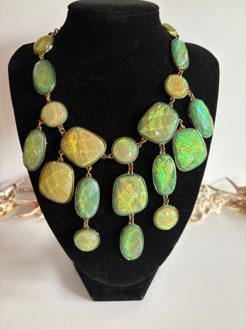 Grüne Vintage Statement-Kette mit großen schillernden Schmuckelementen auf schwarzer Schmuckbüste