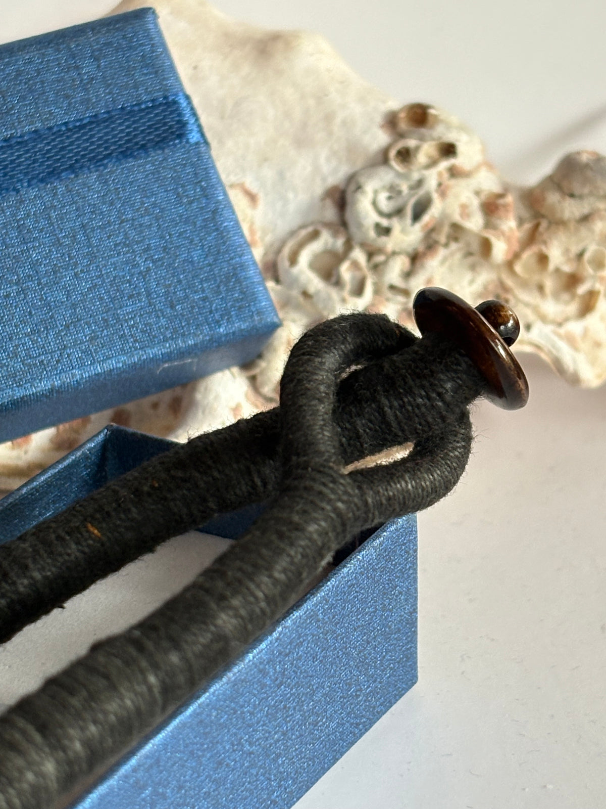 Dunkler Knopfverschluss mit textiler Schlaufe an Vintage Korallenkette S198