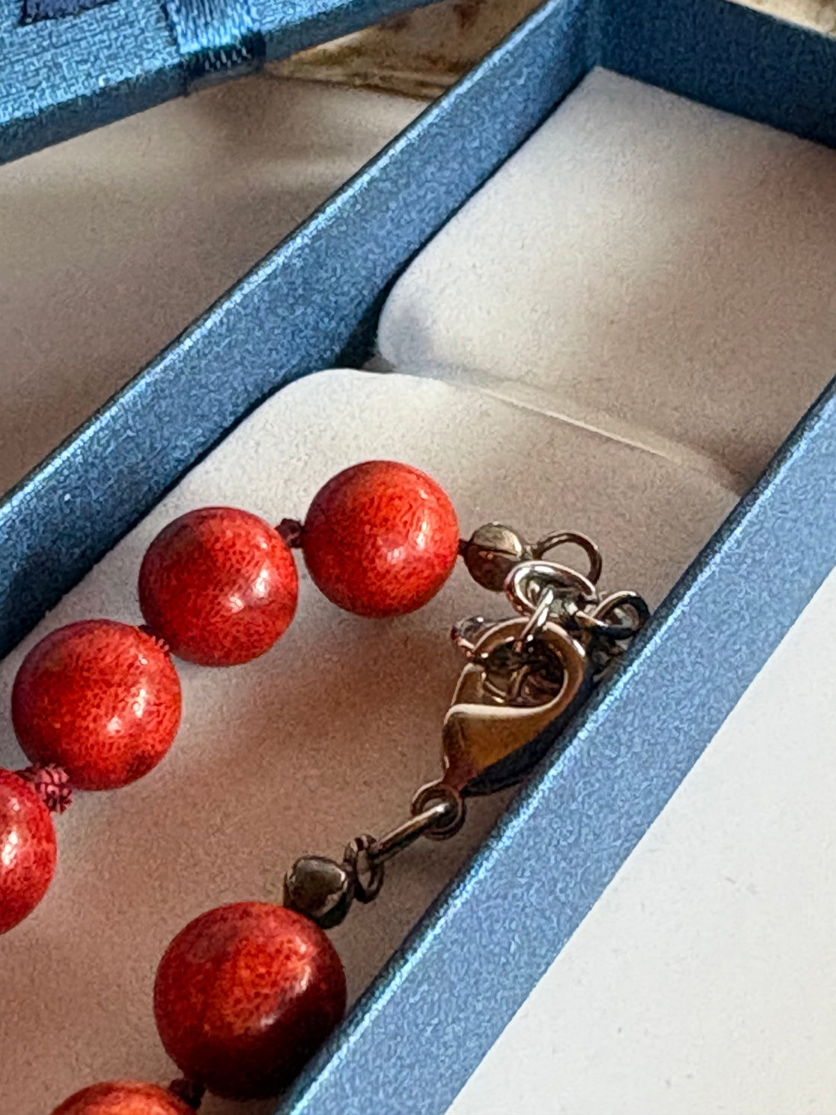 Silberfarbener Karabinerverschluss mit Verlängerung an Vintage Korallenkette S195