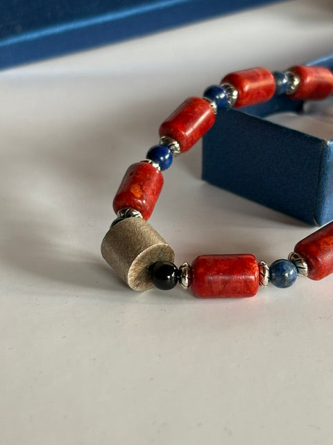 Korallenstücke aus einer alten Vintage-Kette, neu kombiniert mit Lapislazuli und silberfarbenen Elementen