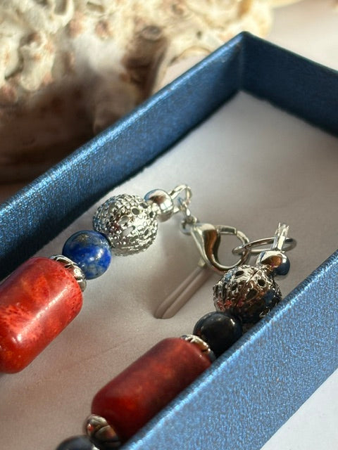 Detail der Upcycling-Kette mit Koralle, Lapislazuli und silberfarbenen Kugeln.