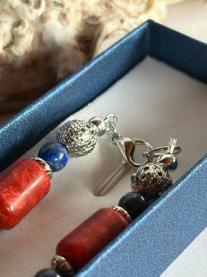 Detail der Upcycling-Kette mit Koralle, Lapislazuli und silberfarbenen Kugeln.