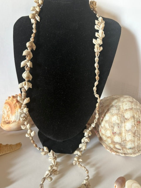 Lange Vintage-Muschelkette aus Naturmuscheln auf schwarzer Schmuckbüste
