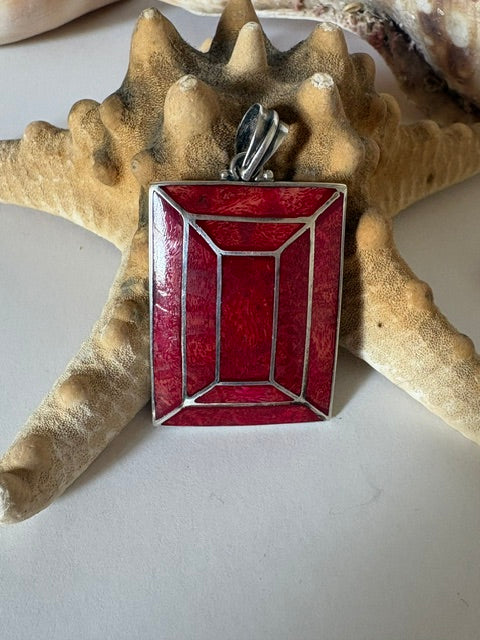 Vintage-Silberanhänger mit roter Schaumkoralle auf einem Seestern