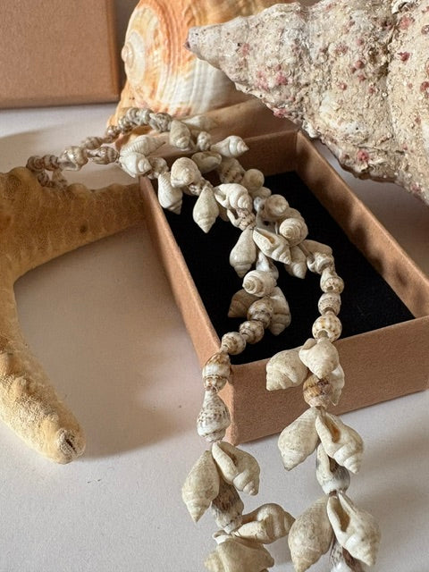Vintage-Endloskette aus cremeweißen und beigefarbenen Naturmuscheln