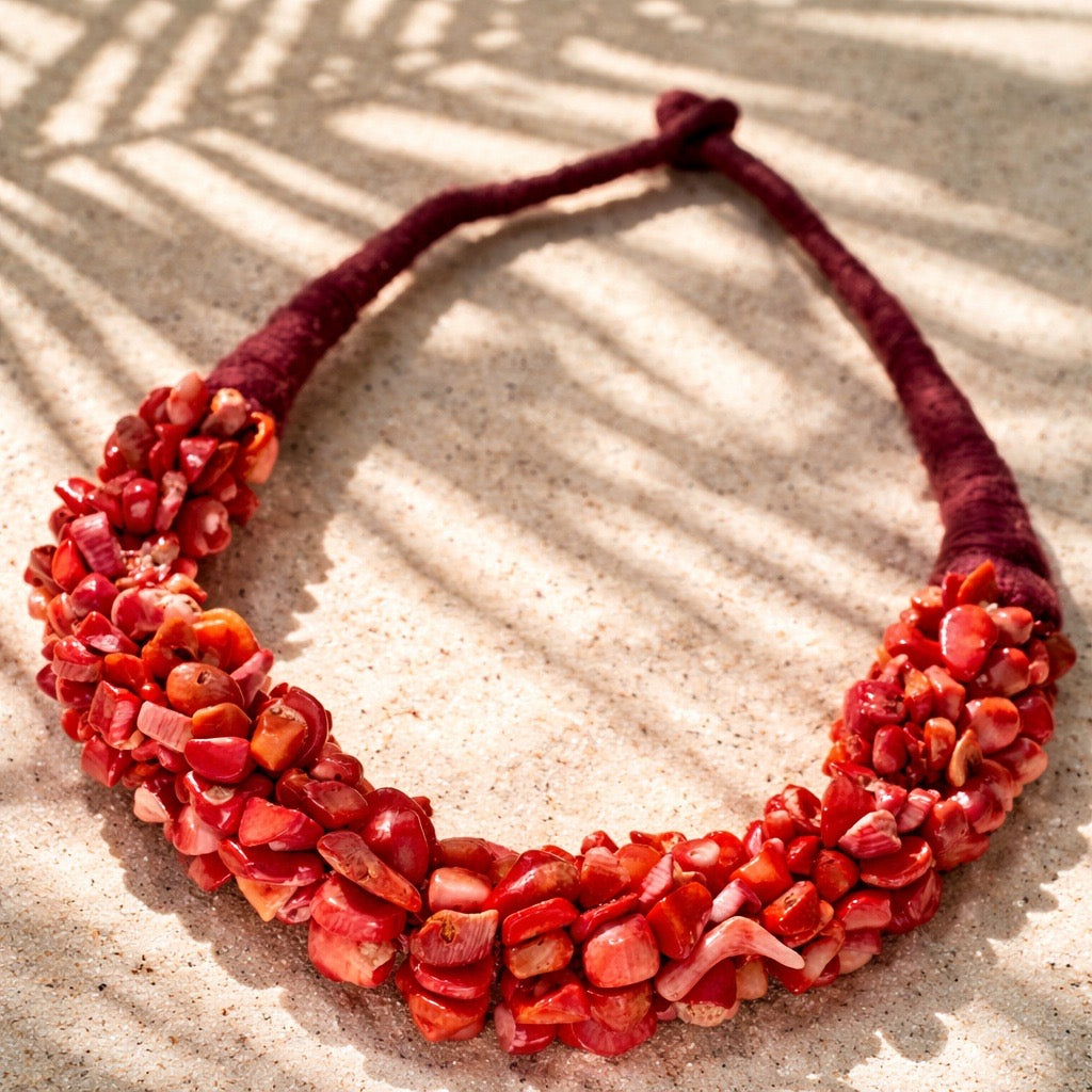 Statement Collier aus roter Koralle mit textilem Tragebereich