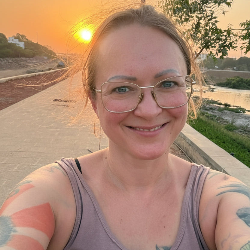 Katharina, Gründerin von Frau Muschel – Curated Treasures, bei Sonnenuntergang während einer Reise durch Indien