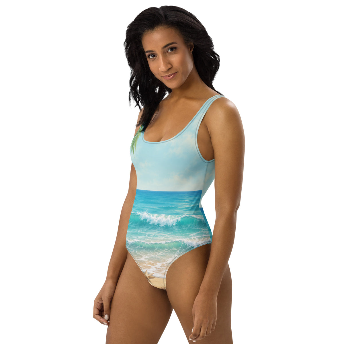 Badeanzug mit Meeres- und Strandmotiv am Model in seitlich gedrehter Pose.