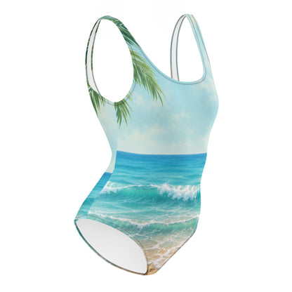 Badeanzug mit Strandmotiv und rundem Halsausschnitt in schräger Vorderansicht.