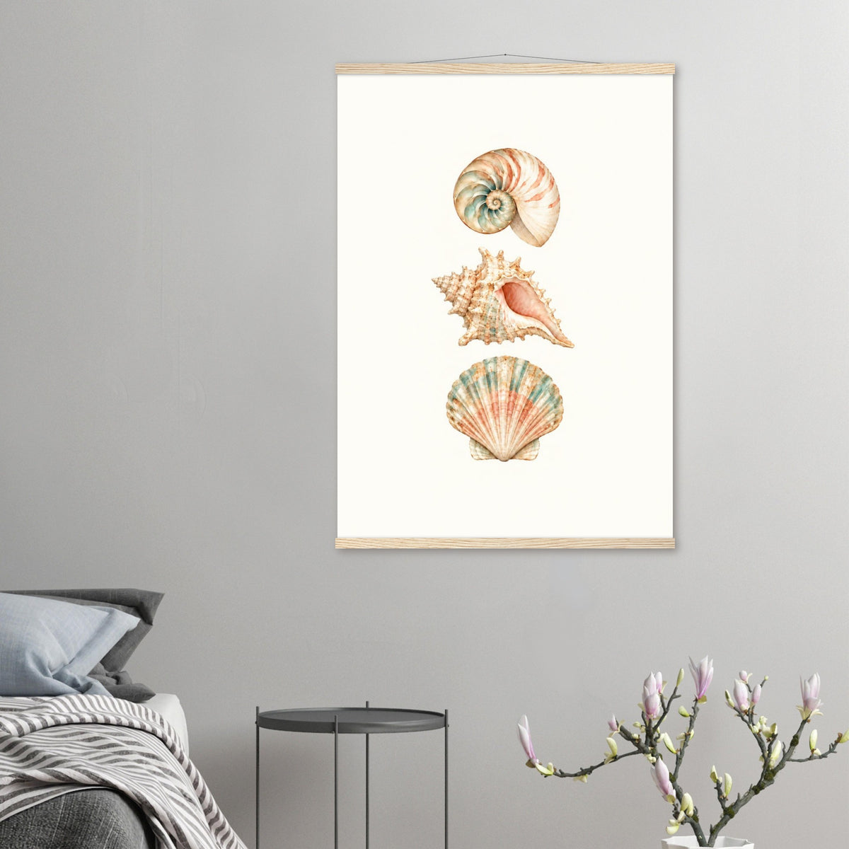 Muschelposter mit Holzleisten über einem Sofa in einem modernen Wohnzimmer.
