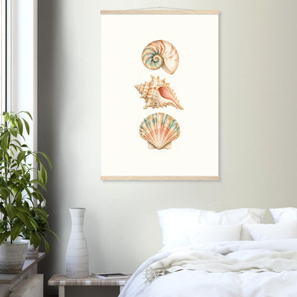 Maritime Wandkunst mit Muschelmotiv über einem Bett in einem ruhigen Schlafzimmer.