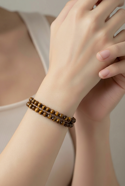 Vintage Tigerauge Armband aus echtem Naturstein am Handgelenk. Goldbraune Tigerauge-Perlen mit charakteristischem Schimmer und zeitlosem Design.