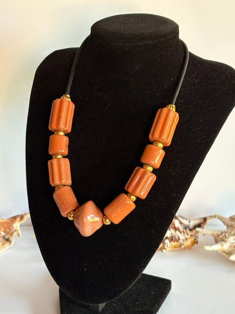Vintage-Bilitis-Keramikcollier in Kupferorange auf schwarzer Schmuckbüste