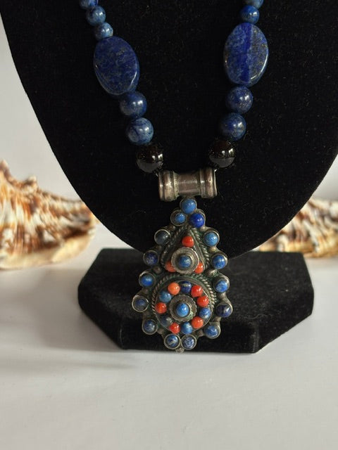 Lapislazuli-Statement-Kette mit Vintage-Silberanhänger auf schwarzer Schmuckbüste