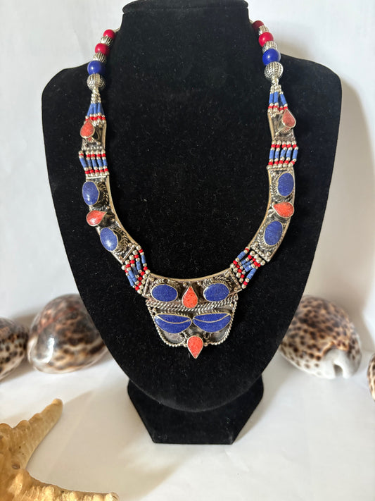 Vintage Statement-Collier mit Lapislazuli und Koralle auf schwarzer Schmuckbüste